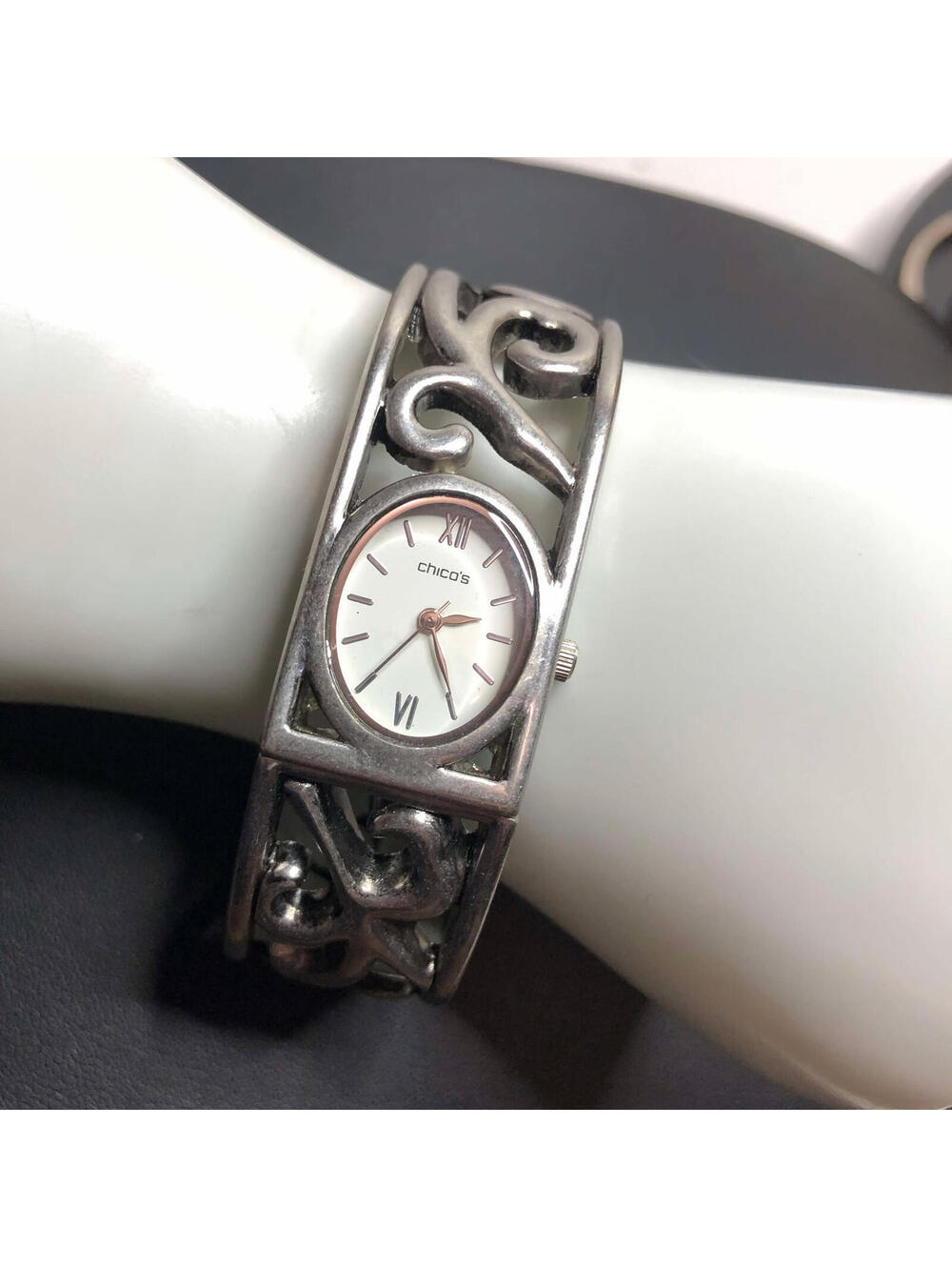 3510  Chico’s Women watch silvertone swirl bangle cuff watch *Battery